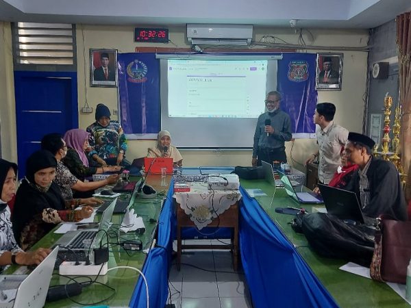 Divisi Kurikulum SMAN 1 Makassar, Mantapkan Penggunaan Akun Google Belajar.id